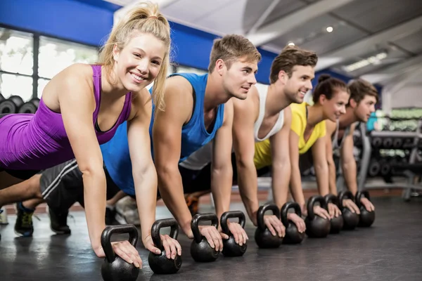 Fitness klasy w deski pozycji z hantlami — Zdjęcie stockowe