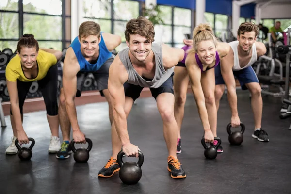 Fitness klasse hijs halters — Stockfoto