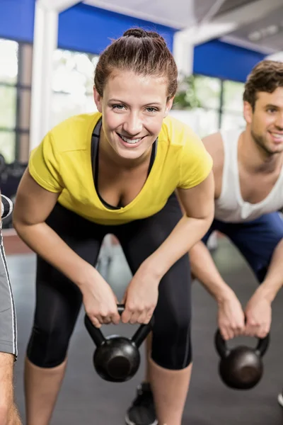 Fitness klasse hijs halters — Stockfoto