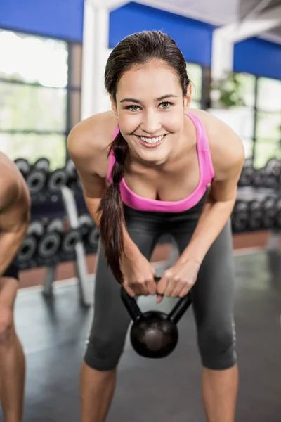 Ziemlich brünett heben hanteln — Stockfoto