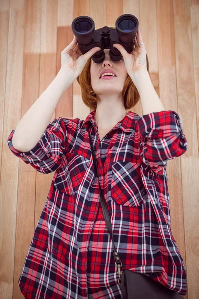 Hipster γυναίκα ψάχνει μέσα από κιάλια — Φωτογραφία Αρχείου