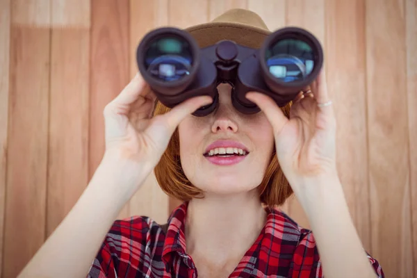 Hipster woman looking through binoculars — Stock Photo, Image