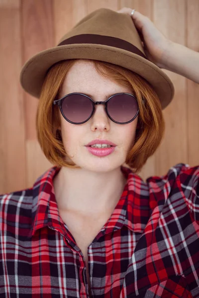 Mujer hipster en sombrero y gafas de sol — Foto de Stock