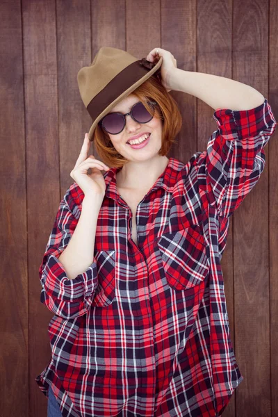 Vrouw dragen trilby en zonnebril — Stockfoto