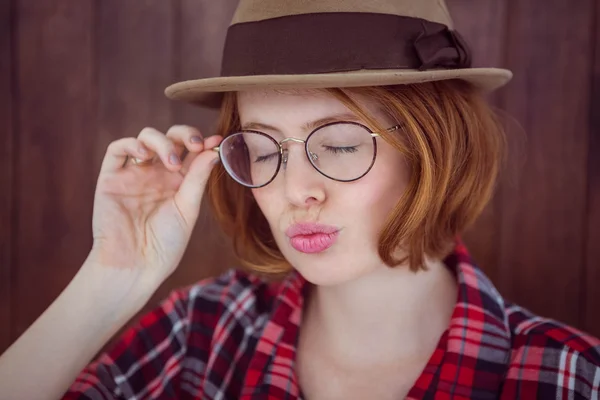 Hipster kadın gözlük ile — Stok fotoğraf