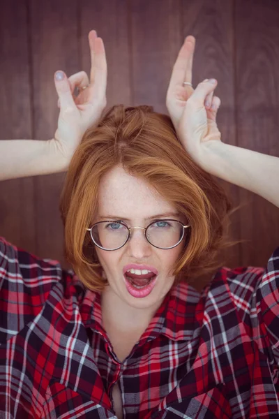 Hipster mulher posando para câmera — Fotografia de Stock