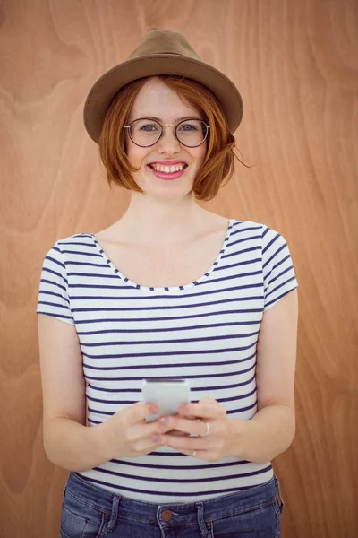 Mujer hipster sosteniendo el teléfono — Foto de Stock