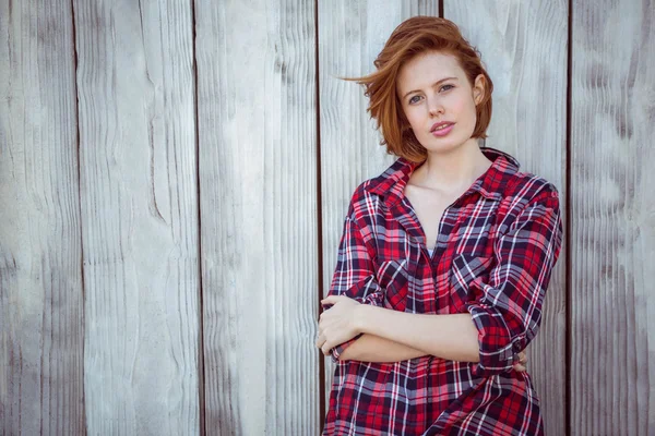 Hipster donna con le braccia incrociate — Foto Stock