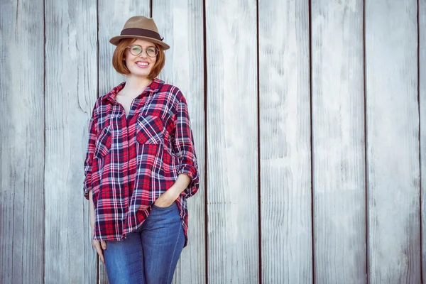 Hipster vrouw met hand in de zak — Stockfoto