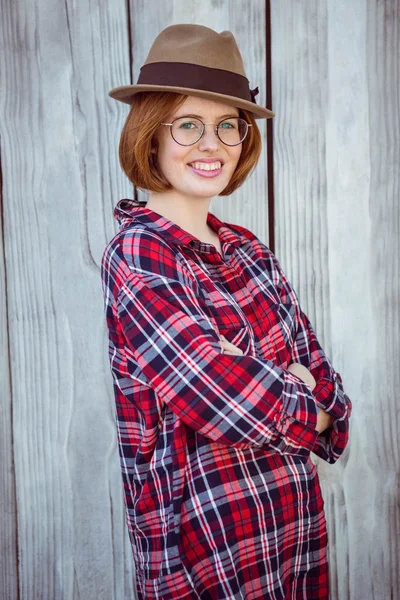 Hipster kvinna med armarna korsade — Stockfoto