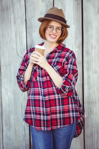 Hipster femme tenant tasse de café — Photo