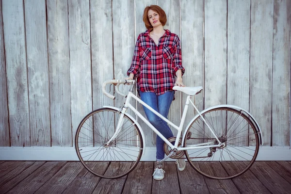 Hipster kvinna med cykel — Stockfoto