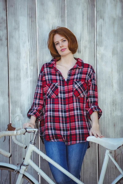 Hipster donna con bicicletta — Foto Stock