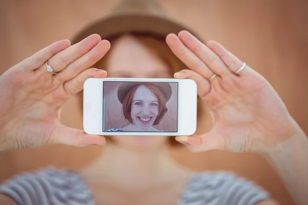 Frau macht Selfie — Stockfoto