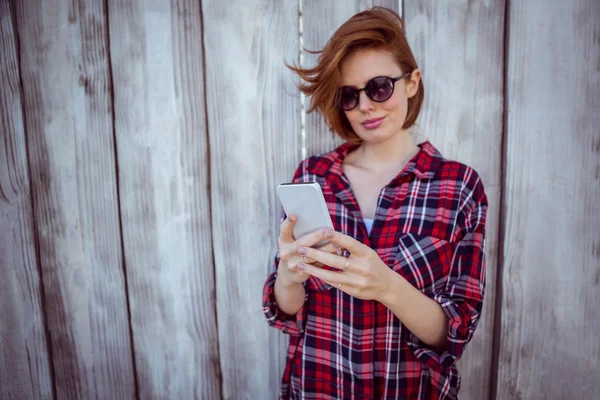 Mujer hipster en smartphone — Foto de Stock