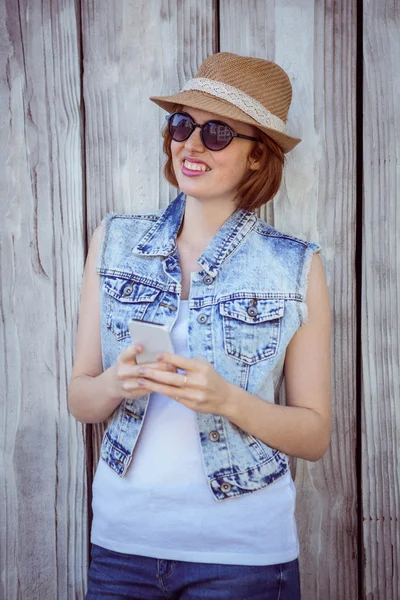 Mujer hipster en smartphone — Foto de Stock