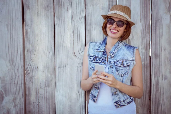 Mujer hipster en smartphone — Foto de Stock