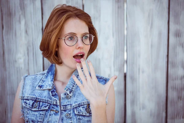 Chocado hipster mulher olhando para longe — Fotografia de Stock