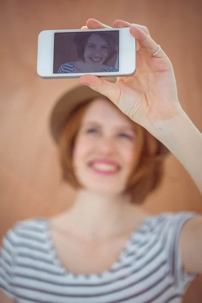 Leende hipster kvinna med selfie — Stockfoto