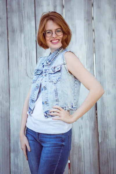 Donna hipster con mano sull'anca — Foto Stock