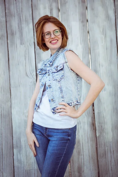 Mulher hipster sorridente — Fotografia de Stock