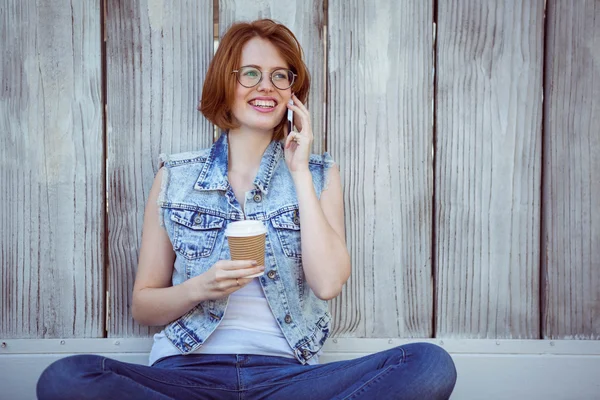 Hipster vrouw praten over de telefoon — Stockfoto