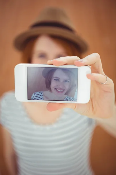 Sorridente hipster donna prendendo selfie — Foto Stock