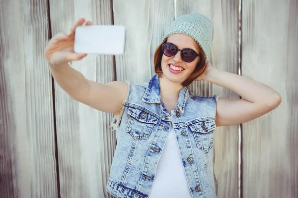 Selfie を取って笑顔の流行に敏感な女性 — ストック写真