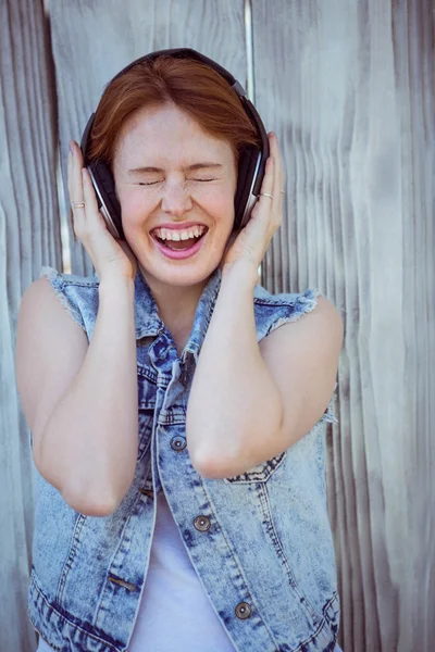 Hipster mulher cutucando seus ouvidos — Fotografia de Stock