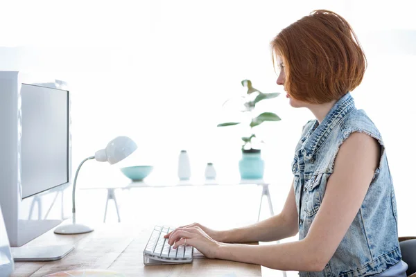 Hipster kobieta pracując na komputerze — Zdjęcie stockowe