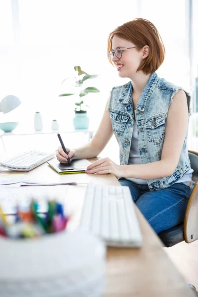 Hipster empresaria escribiendo en la tableta — Foto de Stock