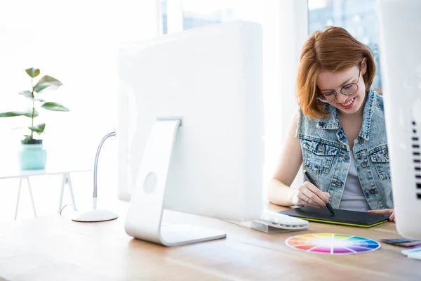 Hipster affärskvinna ritning på Tablet PC — Stockfoto