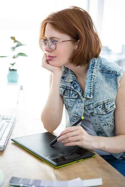 Hipster femme écrit sur tablette — Photo