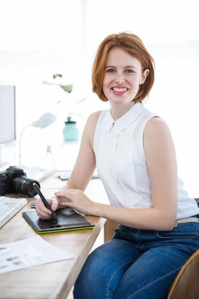 Empresária escrevendo no desenho tablet — Fotografia de Stock