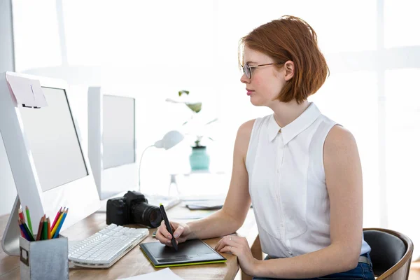 Hipster woman drawing at desk — Stock Photo, Image