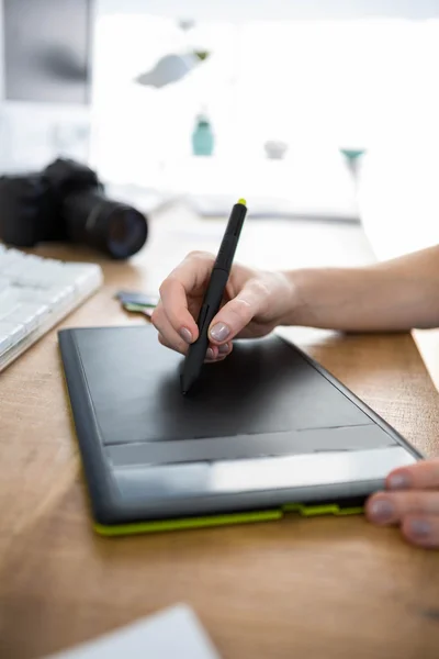 Hand holding pen drawing on tablet — Stock Photo, Image