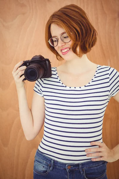 Mujer hipster sosteniendo cámara digital —  Fotos de Stock
