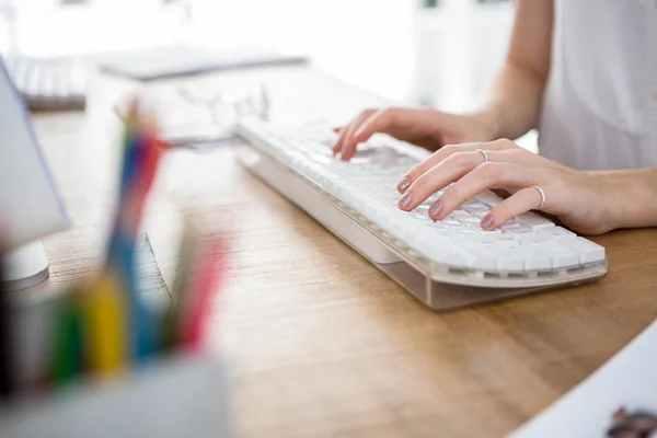 Mujeres manos escribiendo en el teclado — Foto de Stock