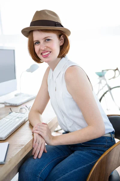 Hipster kobieta siedzi przy biurku — Zdjęcie stockowe
