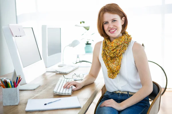 Hipster-Geschäftsfrau sitzt am Schreibtisch — Stockfoto