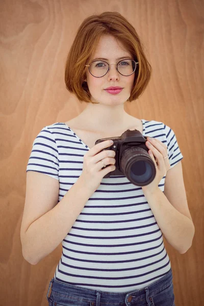 Mujer hipster sosteniendo cámara digital —  Fotos de Stock