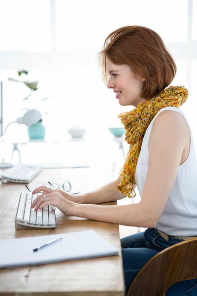 Hipster zakenvrouw te typen op de computer — Stockfoto