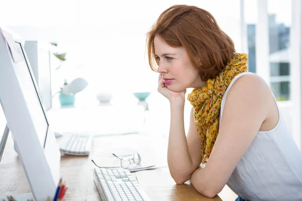 Tankeväckande affärskvinna koncentrerar sig på datorn — Stockfoto