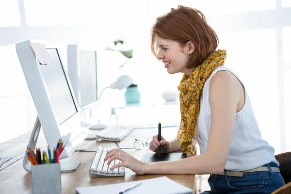 Hipster donna d'affari digitando sul computer — Foto Stock