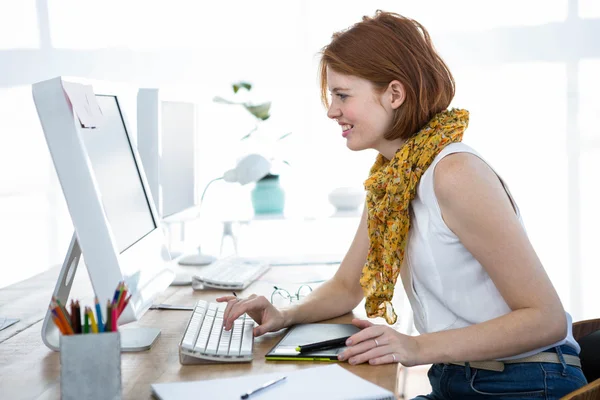 Hipster empresária digitando no computador — Fotografia de Stock