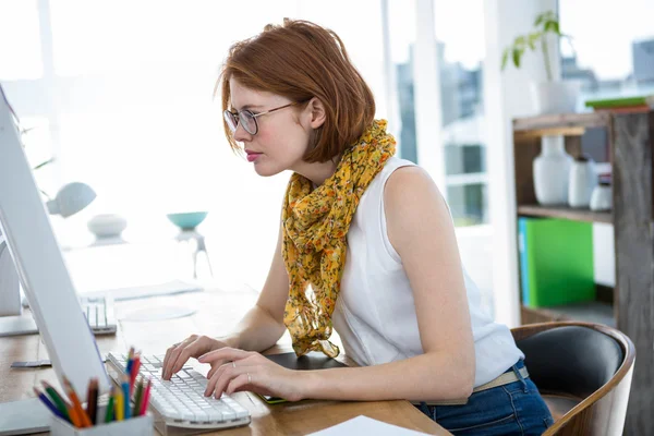 Femme d'affaires hipster se concentrant sur l'ordinateur — Photo