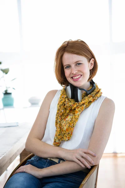 Hipster-Geschäftsfrau sitzt am Schreibtisch — Stockfoto