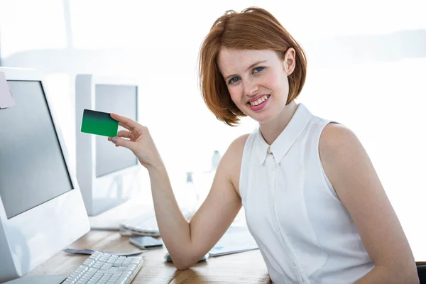 Businesswoman holding up credit card — Stock Photo, Image