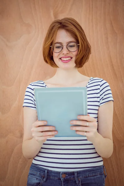 Hipster businesswoman on tablet — Stock Photo, Image