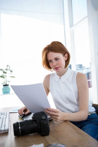 Hipster-Geschäftsfrau liest Akten — Stockfoto